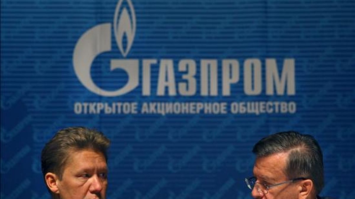 El presidente de Gazprom, Alexéi Miller (i), y el presidente del directorio, Víctor Zubkov, conversan hoy durante la asamblea general de accionistas, en Moscú (Rusia). EFE