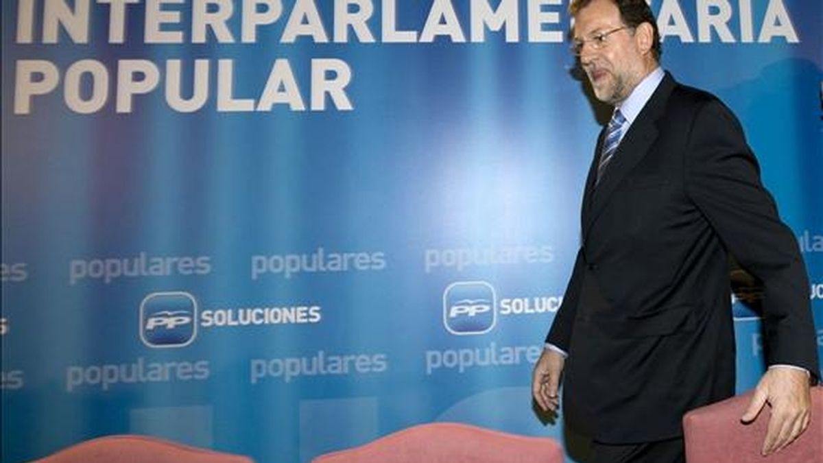 El presidente del PP, Mariano Rajoy, momentos antes de su intervención en el acto de clausura de la 14 Unión Interparlamentaria Popular celebrado hoy en Sevilla. EFE