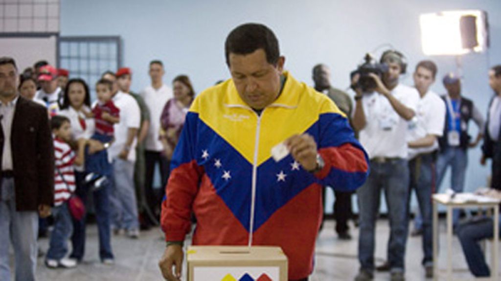 Venezuela examina a Chávez