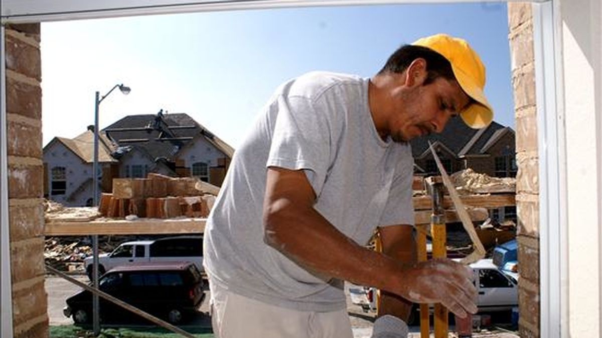 Un albañil extranjero trabaja en una obra. EFE/Archivo