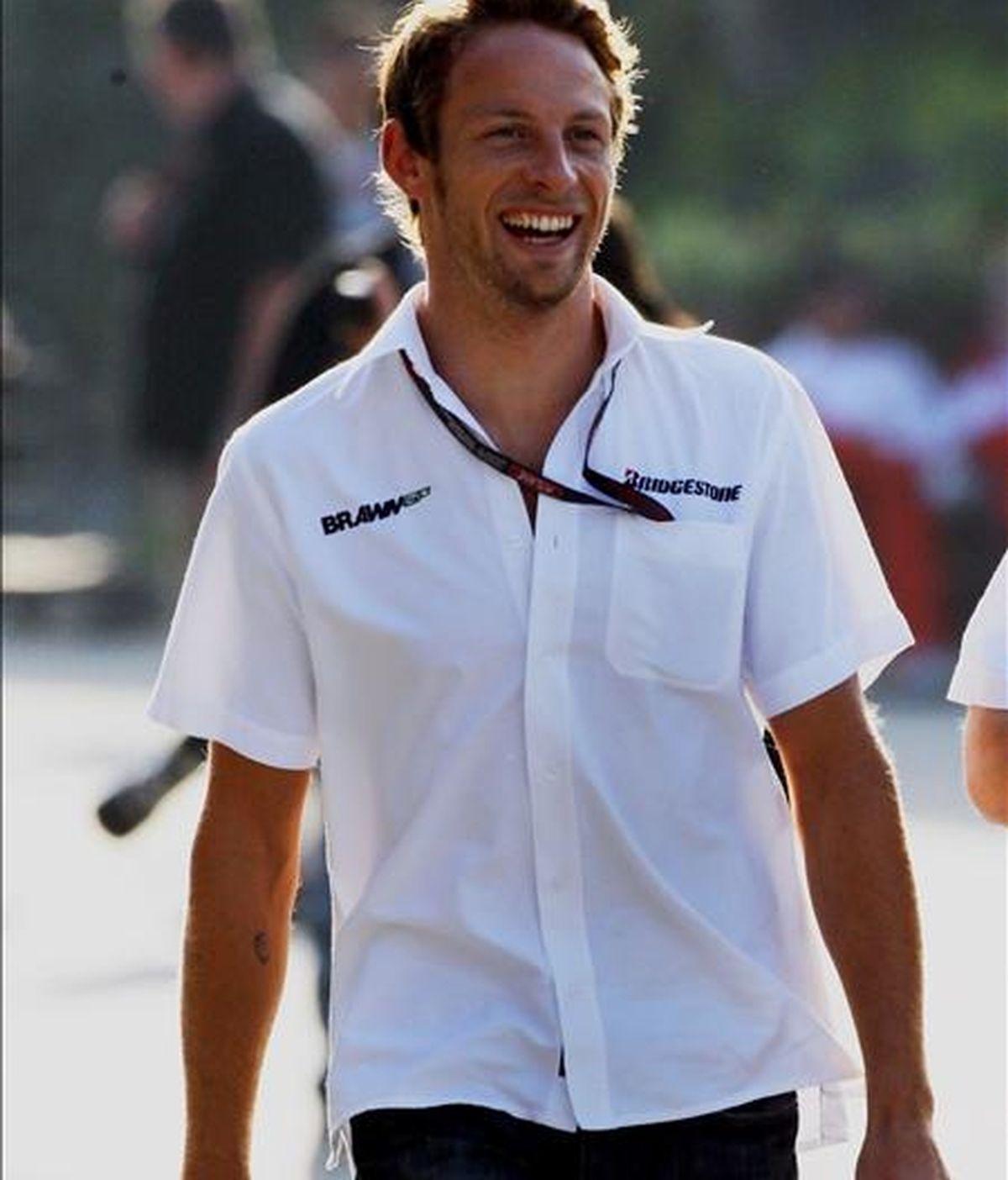 El piloto británico de Fórmula Uno Jenson Button, de Brawn GP, al término de la segunda sesión de prácticas libres hoy en el circuito internacional de Shanghai (China). EFE