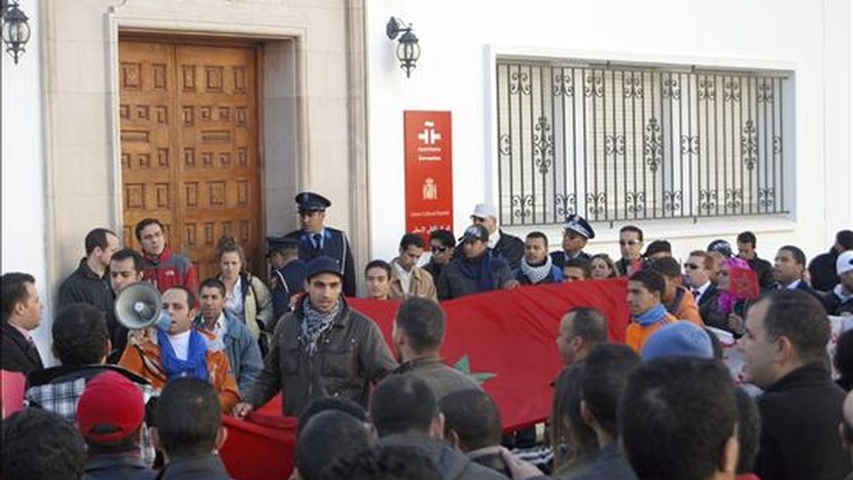 Manifestación ante la sede del Instituto Cervantes en Rabat para reivindicar la "marroquinidad" de Ceuta y Melilla, así como del Sahara Occidental el 4 de diciembre pasado. EFE/Archivo