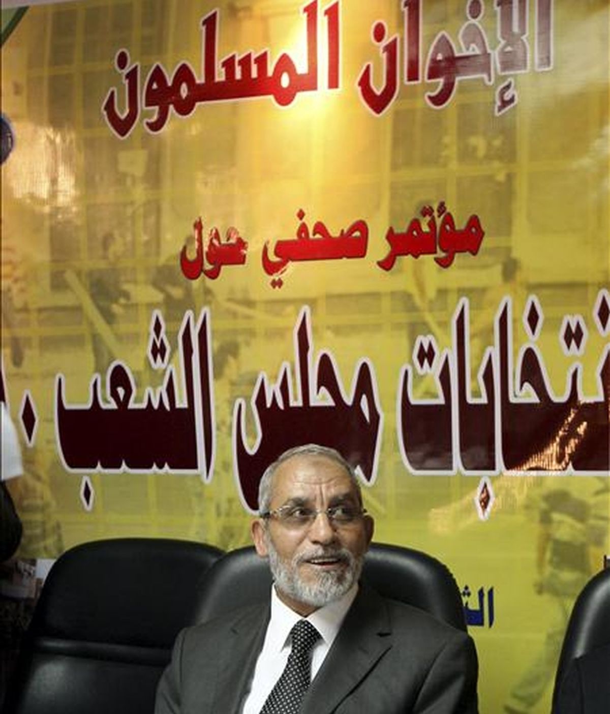 El jefe egipcio del movimiento Hermanos Musulmanes, Mohamed Badia, habla con los medios durante una conferencia de prensa en El Cairo, Egipto. EFE