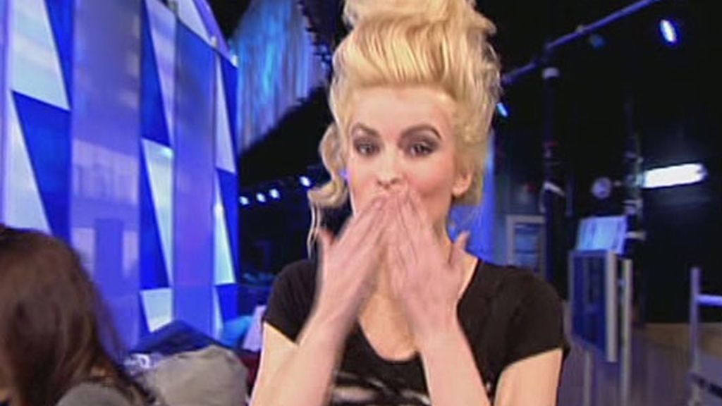 Adriana y su estrambótico peinado