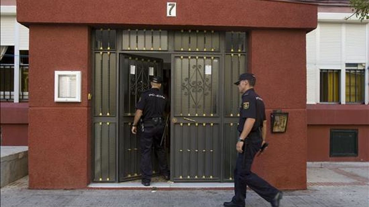 Agentes de la Policía Nacional entran en el bloque de Cádiz donde ayer fue hallado el cadáver de una mujer de 55 años con más de 30 puñaladas. EFE
