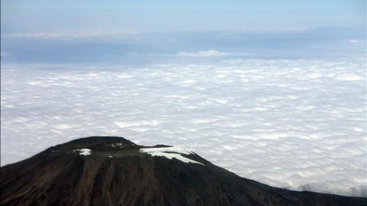 Foto, tomada desde un avión y muestra el volcán Kilimanjaro y la claramente evidente ausencia de glaciares. El Kilimanjaro es la cima más alta de Africa con 5.895 metros. EFE/Archivo