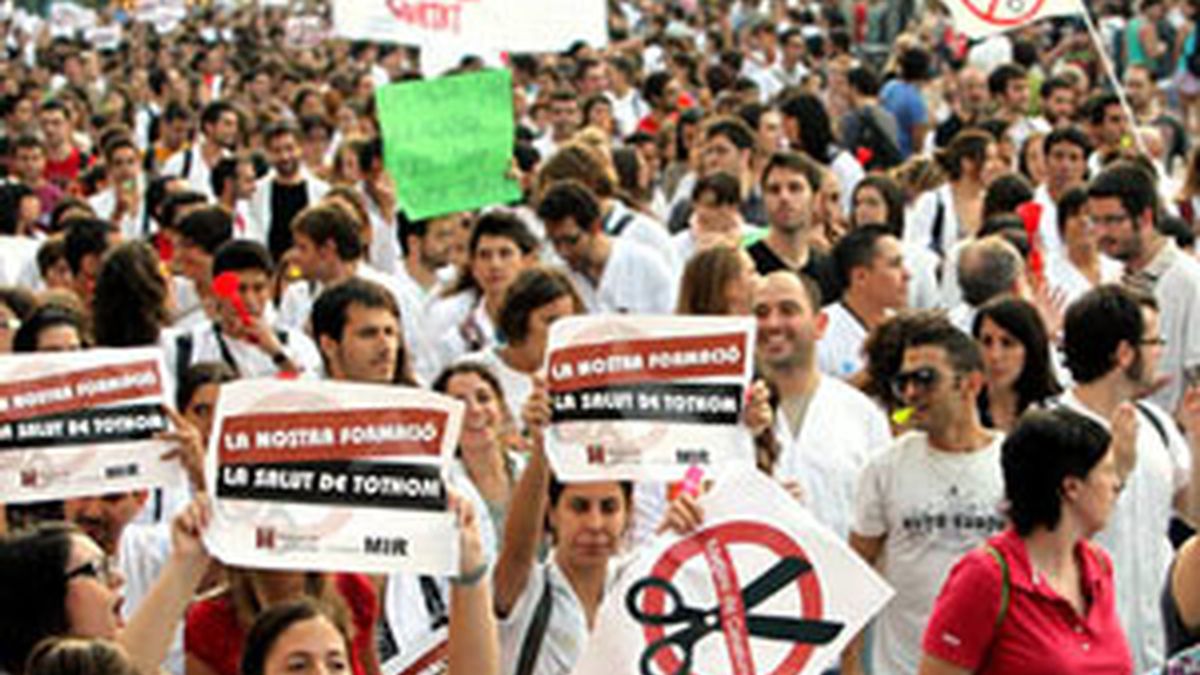 Médicos internos residentes se manifiestan en Barcelona por los recortes. Foto: EFE