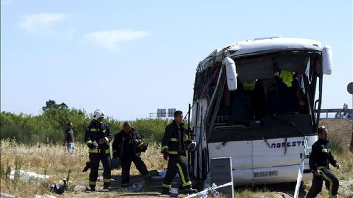 Estado en el que ha quedado el autobús tras el accidente en el que han fallecido tres personas y once han resultado heridas. El accidente ha consistido en el vuelco de autobús en la rotonda "Del Tomate", en el kilómetro 58,100 de la carretera EX-206, cerca de la Autovía de Extremadura (A-5). EFE