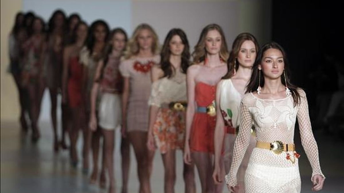 Varias modelos desfilan creaciones de Teca durante la XV Semana de la Moda de Río de Janeiro Fashion, que se realiza en Río de Janeiro (Brasil). El evento presenta las tendencias cariocas para la primavera y el verano de 2010. EFE