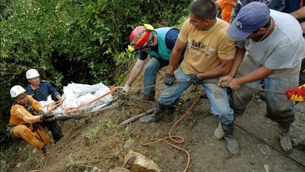 Hombres de la Defensa Civil de Colombia realizan labores de rescate de las víctimas de un accidente de un autobús que se precipitó al río Atrato  en Cármen de Atrato (Colombia). EFE