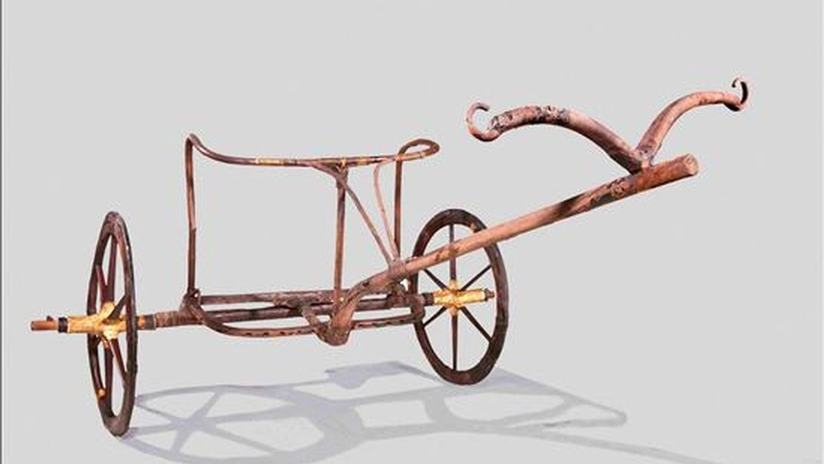 Fotografía cedida en donde se aprecia un carro ligero, construido en madera y utilizado para cazar o ir a la guerra, que perteneció al legendario rey Tutankamón. EFE