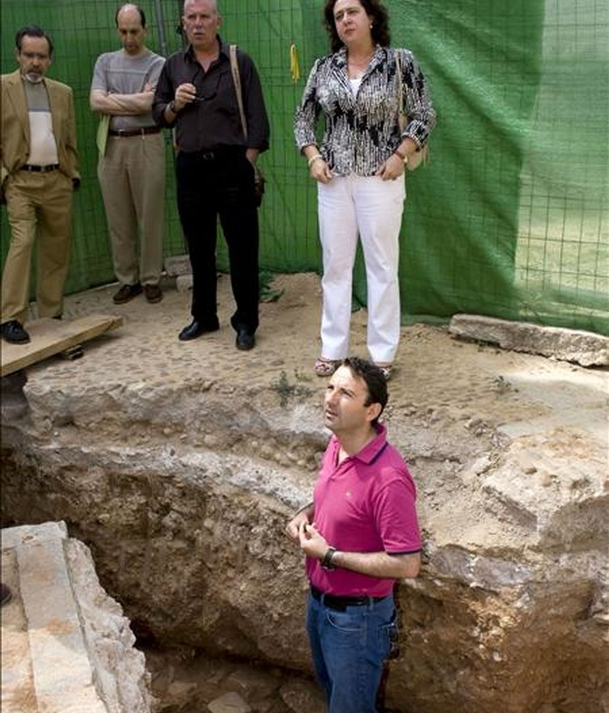 José Antonio Estévez (abajo), arqueólogo del Ayuntamiento de Cáceres, y Esperanza Díaz, directora general de Patrimonio Cultural, durante la presentación de los restos encontrados en la plaza de Santiago en Cáceres. EFE