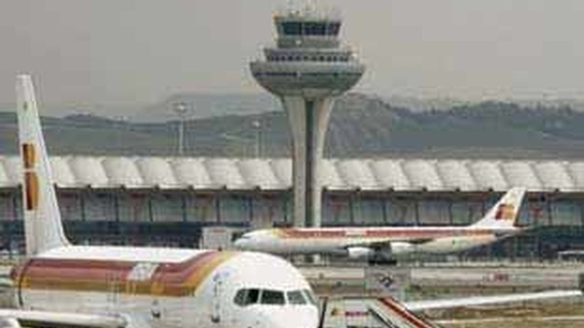 Torre de control en el aeropuerto de Barajas, en Madrid.