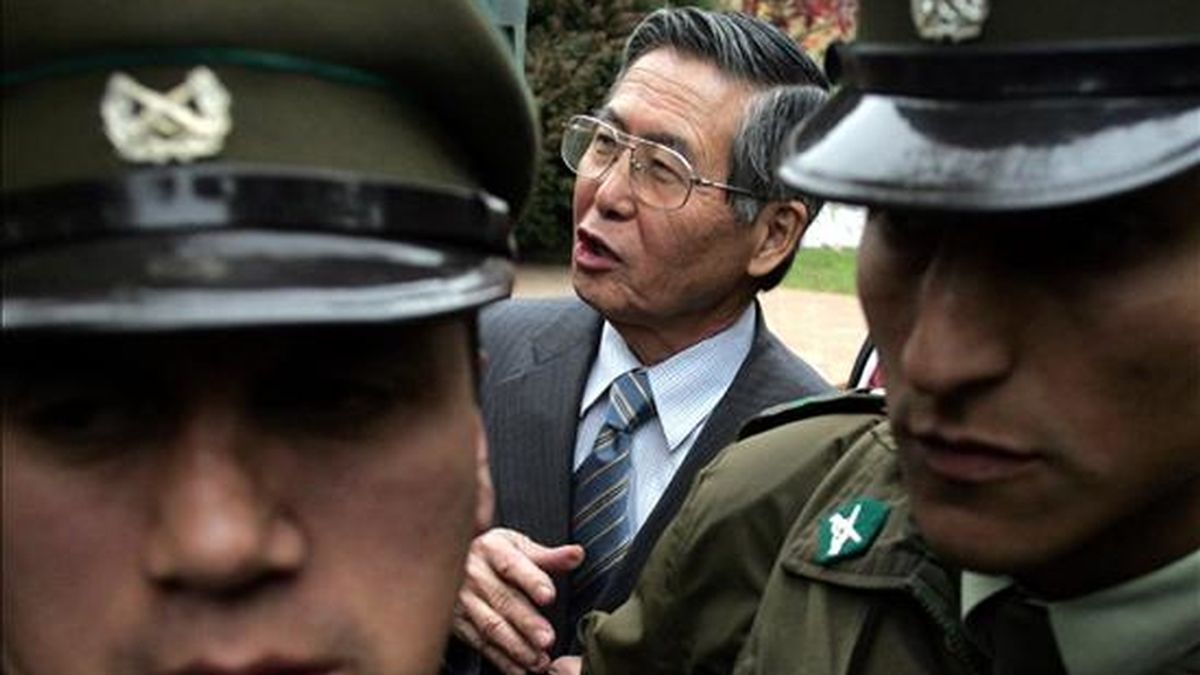 Alberto Fujimori (c), ex presidente peruano (1990- 2000), se enfrenta a 30 años de prisión, por el asesinato de 25 personas y el secuestro de un periodista y un empresrio. EFE/Archivo