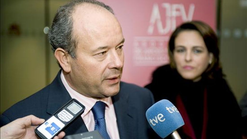 El secretario de Estado, Juan Carlos Campo, acompañada por la consejera de administraciones Públicas y Justicia, Mardalena Valerio, hace unas declaraciones sobre el estado del secuestro del pesquero "Alakrana", momentos antes de entrar en el acto de clausura de la asamblea de jueces, hoy en Toledo. EFE El secretario de Estado, Juan Carlos Campo, acompañada por la consejera de administraciones Públicas y Justicia, Mardalena Valerio, hace unas declaraciones sobre el estado del secuestro del pesquero "Alakrana", momentos antes de entrar en el acto de clausura de la asamblea de jueces, hoy en Toledo. EFE