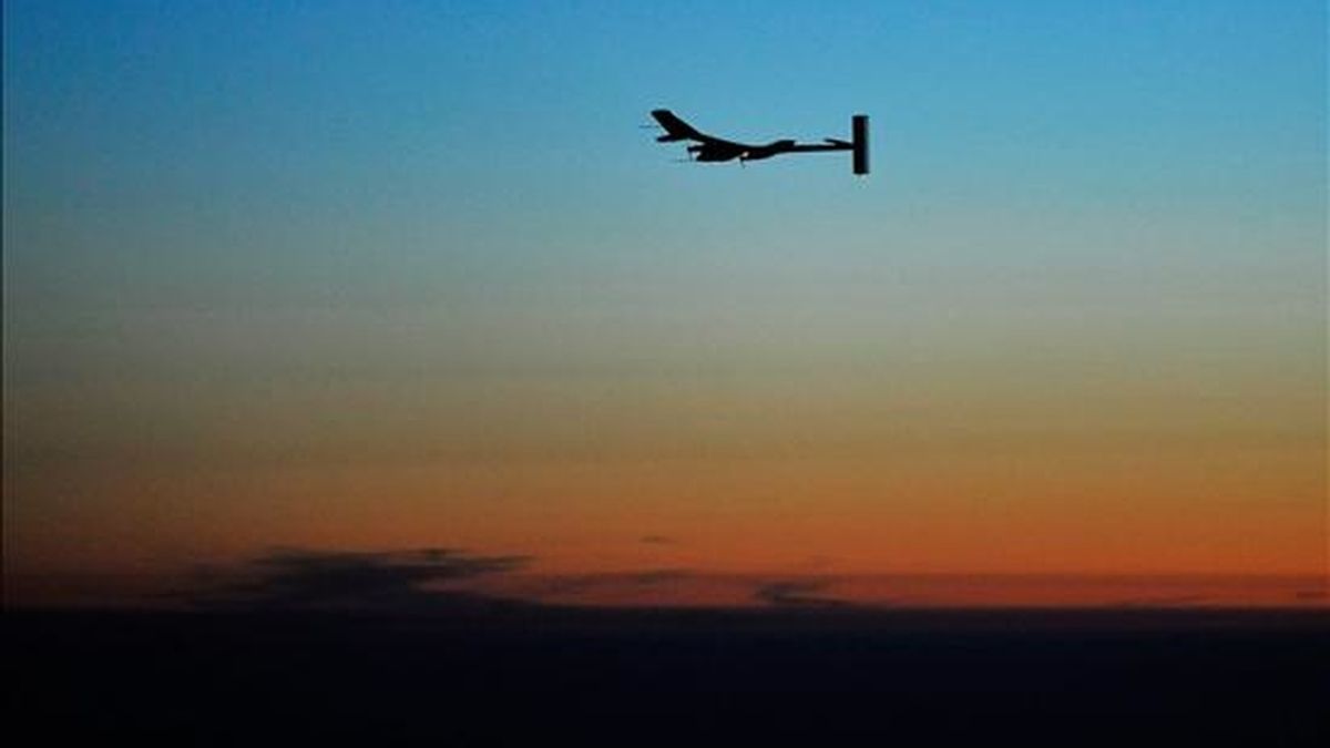 En la imagen de ayer, el director ejecutivo del Solar Impulse y piloto Andre Borschberg vuela el Solar Impulse, prototipo de avión propulsado por energía solar durante la primera noche de vuelo cerca al aeropuerto de Payerne, Suiza. EFE