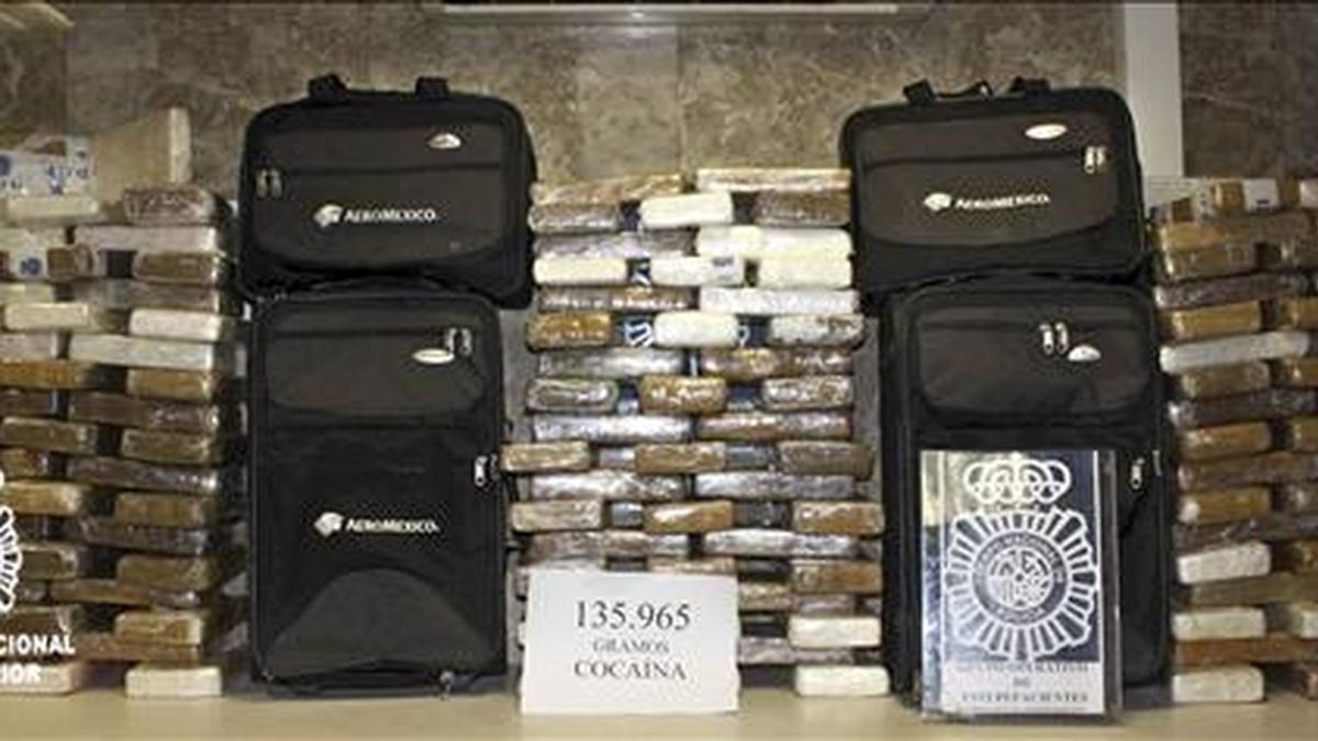 Fotografía facilitada por la Policía Nacional que ha intervenido en el aeropuerto de Barajas un alijo de 140 kilos de cocaína que llevaban en el equipaje tres tripulantes de una compañía aérea mexicana, que aprovechaban su trabajo en la aerolínea para introducir la sustancia en España. EFE