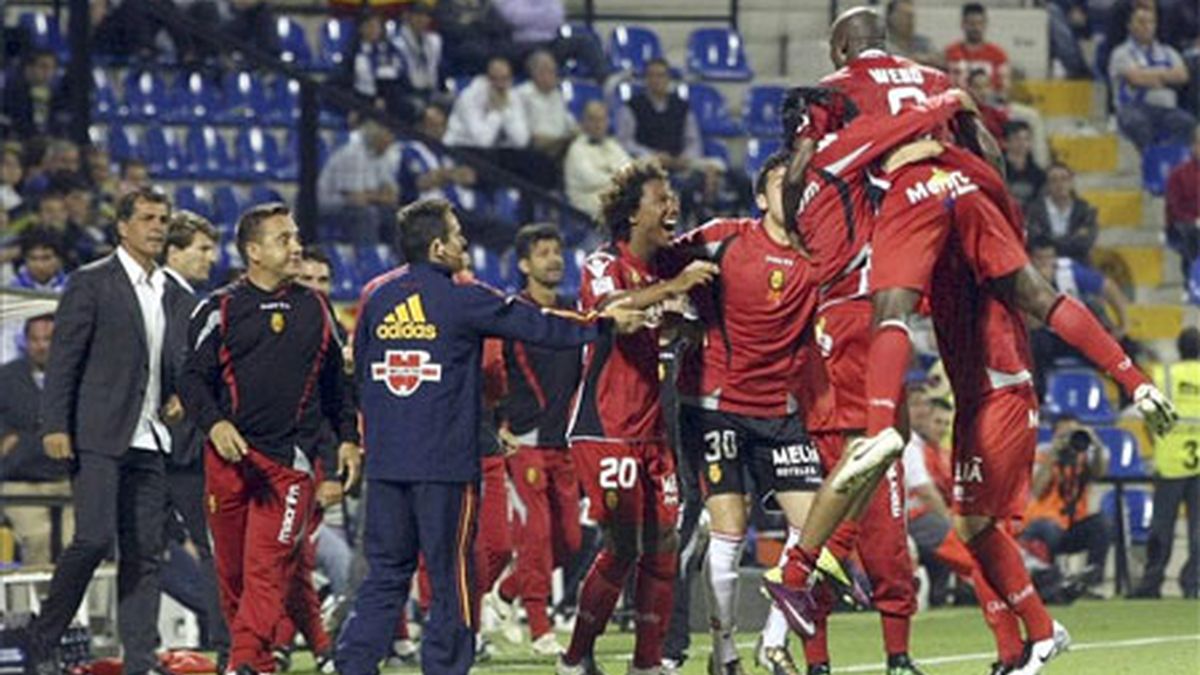 Los jugadores y el banquillo del Real Mallorca celebran el gol del delantero camerunés Pierre Webó, durante el partido, correspondiente a la trigésima sexta jornada de Liga de Primera División, que Hércules y Real Mallorca disputado en el estadio José Rico Pérez de Alicante. EFE