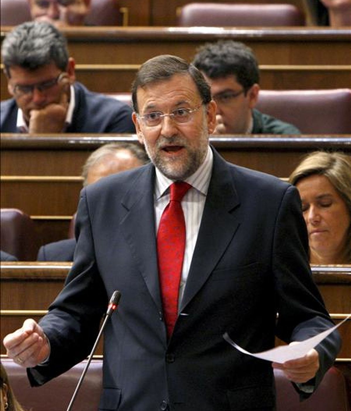 El líder del PP, Mariano Rajoy, durante una de sus intervenciones en la sesión de control al Ejecutivo que se celebra en el Congreso, y en la que se habla, entre otros asuntos, de las críticas del Banco de España al aumento del déficit público. EFE