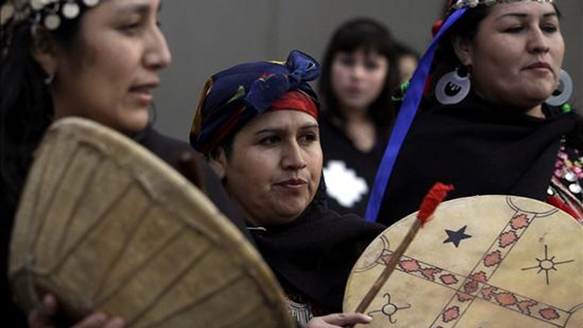 Mujeres mapuches se manifiestan en Concepción (Chile) durante una marcha en apoyo a los 35 comuneros de su pueblo en huelga de hambre. EFE