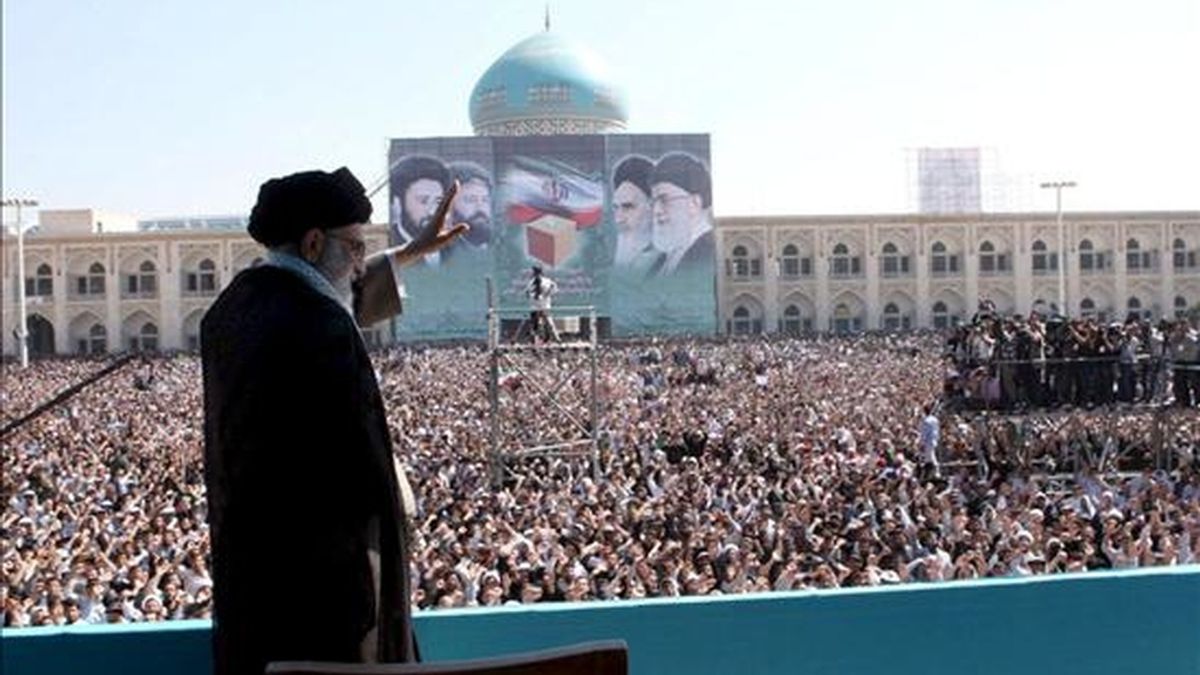 El líder supremo de la Revolución iraní, ayatolá Ali Jameneí, saluda a los cientos de miles de peregrinos que visitaron hoy la tumba del ayatolá Rujolá Jomeini. EFE