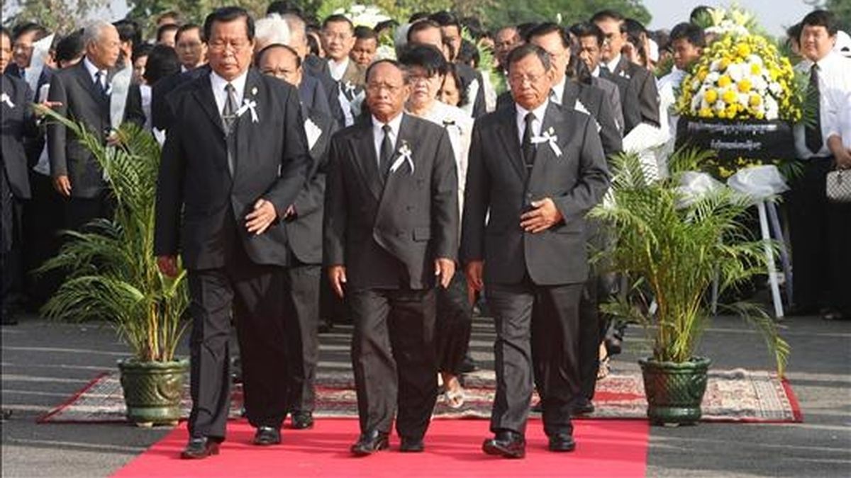 El presidente de la Asamblea Nacional camboyana, Heng Samrin (C) asiste con otros miembros de la Asamblea a una ceremonia en honor a las víctimas de la estampida humana en un puente en Phnom Penh (Camboya), en la que murieron al menos 350 personas y más de cien resultaron heridas. EFE