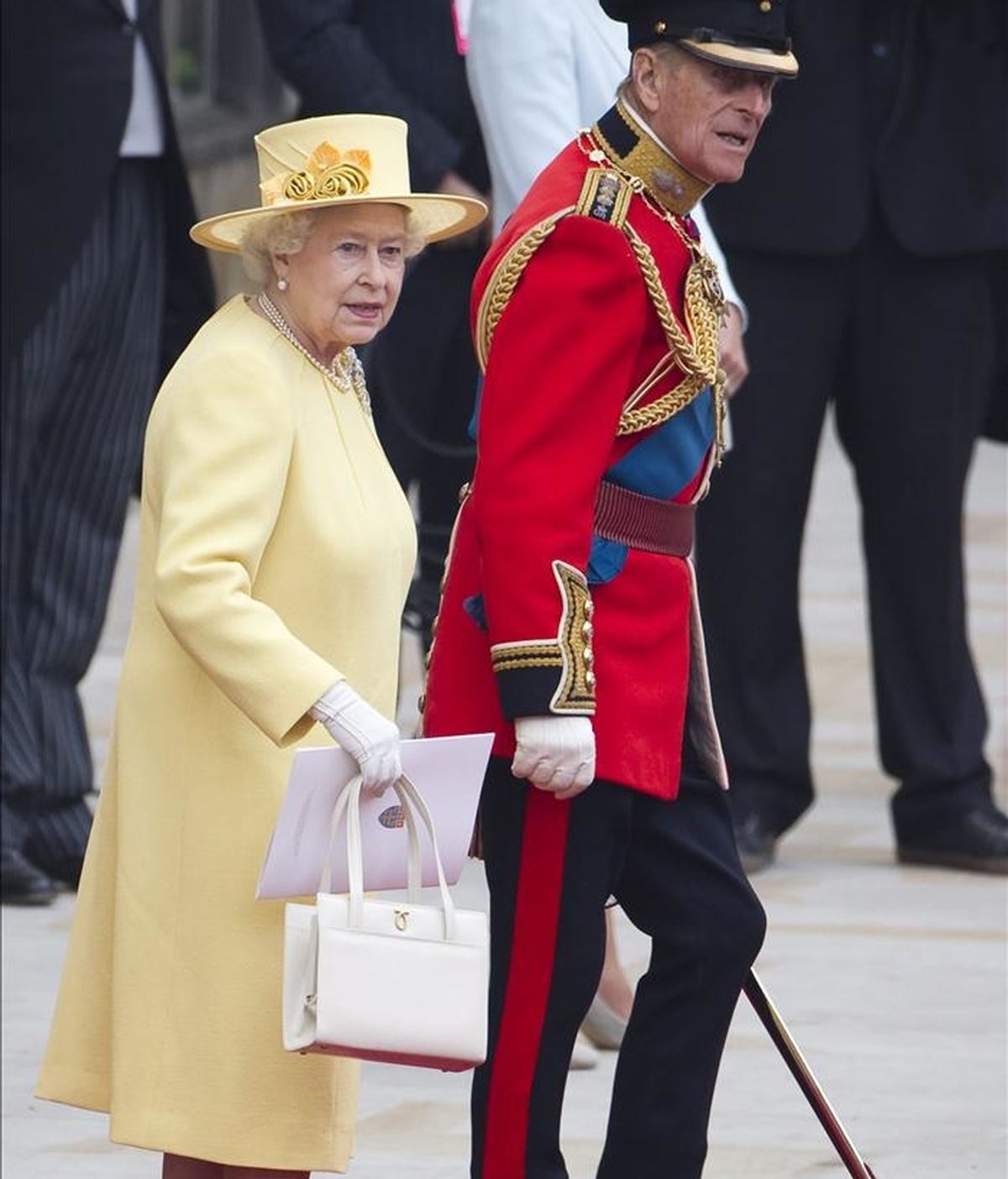 La reina Isabel II (izda) y su marido el príncipe Felipe de Edimburgo (dcha) abandonan la abadía de Westminster al finalizar la ceremonia del enlace de su nieto el príncipe Guillermo y Catalina en Londres (Reino Unido) hoy, viernes, 29 de abril de 2011. EFE