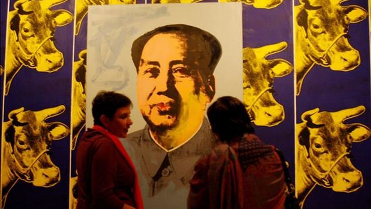 Asistentes observan la obra "Mao 1972", durante la inauguración de la exposición de Andy Warhol en en el Museo de Arte del Banco de la República en Bogotá (Colombia). EFE