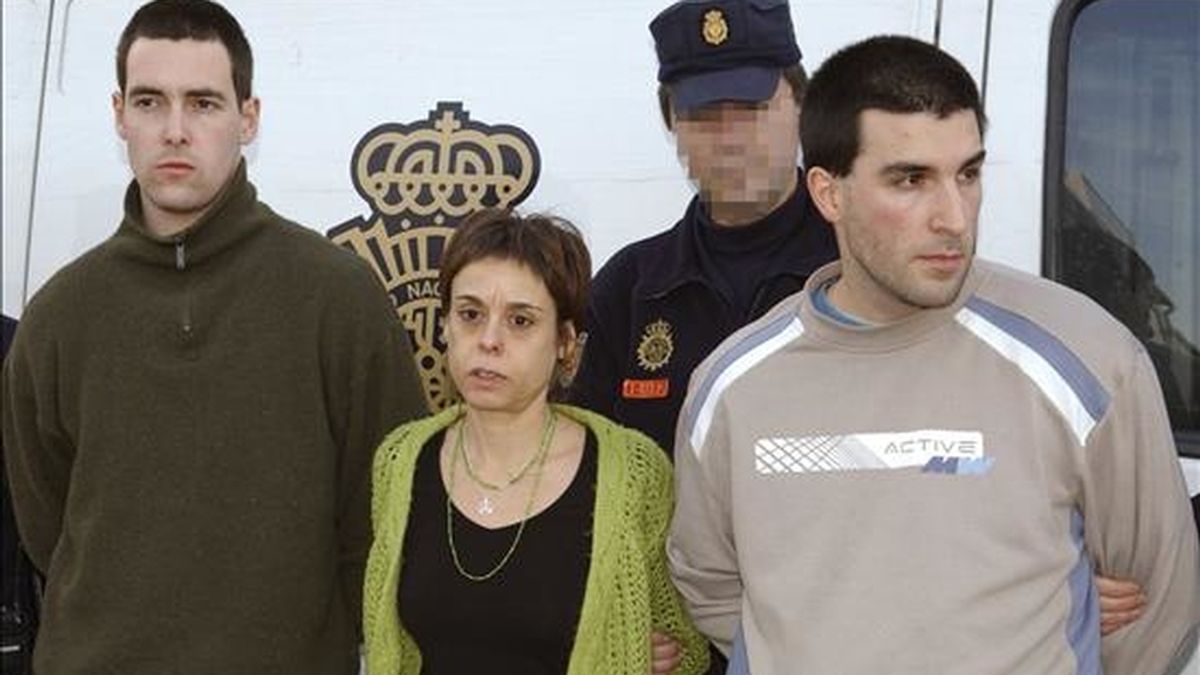Zigor Ruiz Jaso, alias "Lukas", de 29 años (d); Ana Isabel López Monge, de 36, e Iñigo María Albisu Hernández (i), de 23, los tres presuntos miembros de ETA detenidos en abril del 2007 en Sheffield (Inglaterra). EFE/Archivo