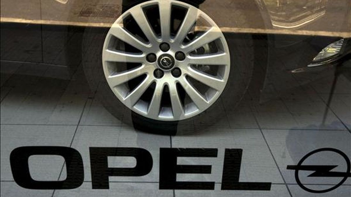 Vista del escaparate de un concesionario de la marca Opel (General Motors) en Zaragoza. EFE/Archivo