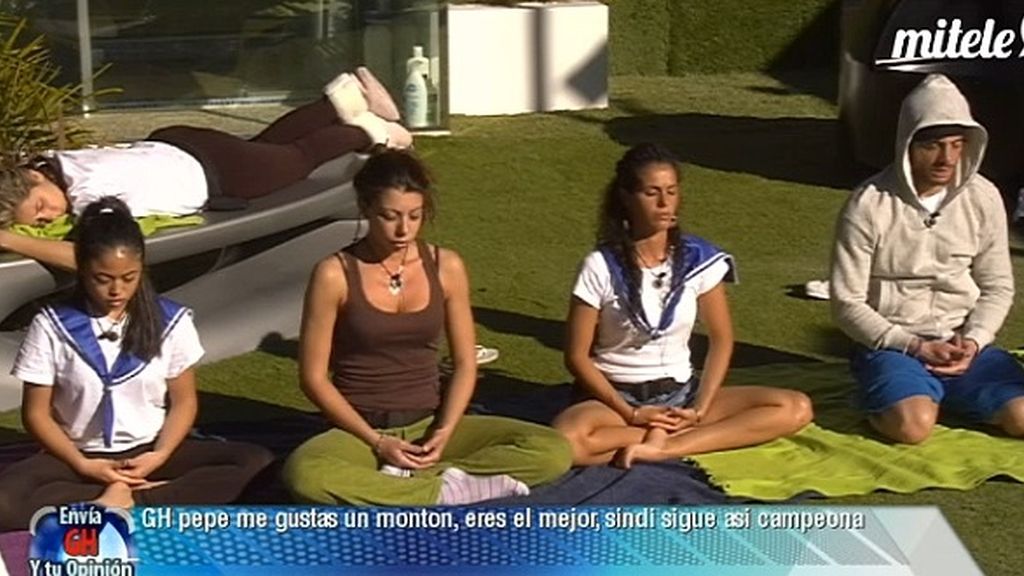 Los concursantes se relajan en el jardín
