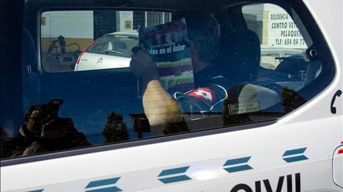 Un detenido en un coche de la Guardia Civil. EFE/ Archivo Un detenido en un coche de la Guardia Civil. EFE/ Archivo