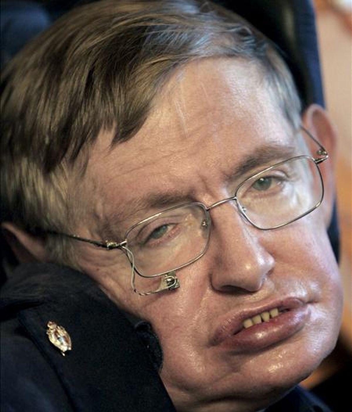 El físico británico Stephen Hawking quien se encuentra ingresado en un hospital de Cambridge aquejado de problemas de salud. En la imagen, Hawking tras recibir en septiembre del año pasado, la insignia de oro de la Universidad de Santiago de Compostela, en España. EFE/Archivo