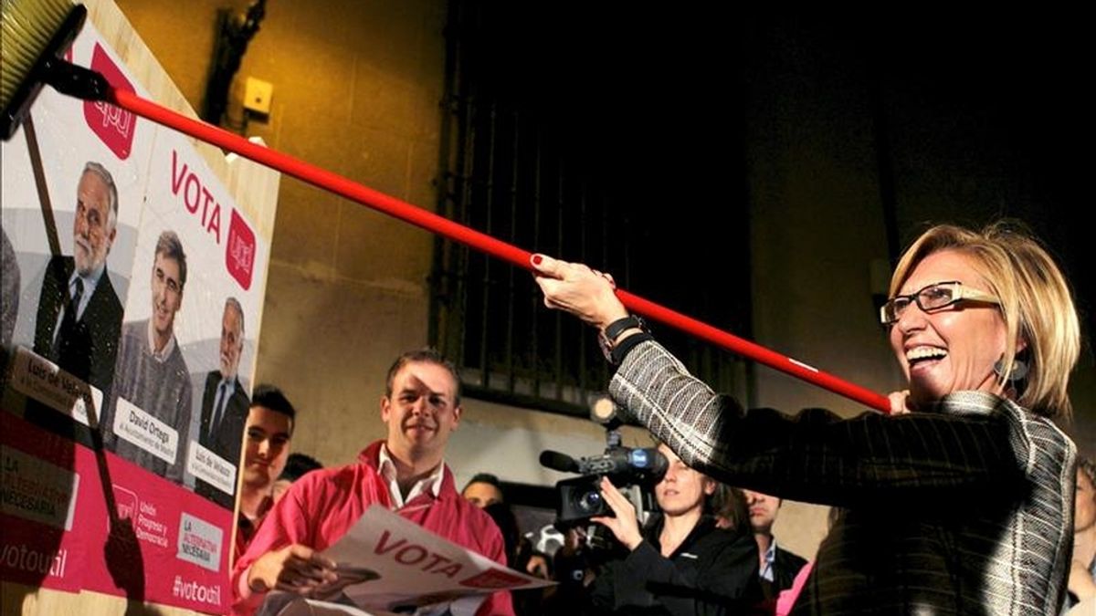 La líder de Unión Progreso y Democracia, Rosa Díez (c), durante el inicio de campaña electoral que la formación celebra esta noche en Madrid. EFE