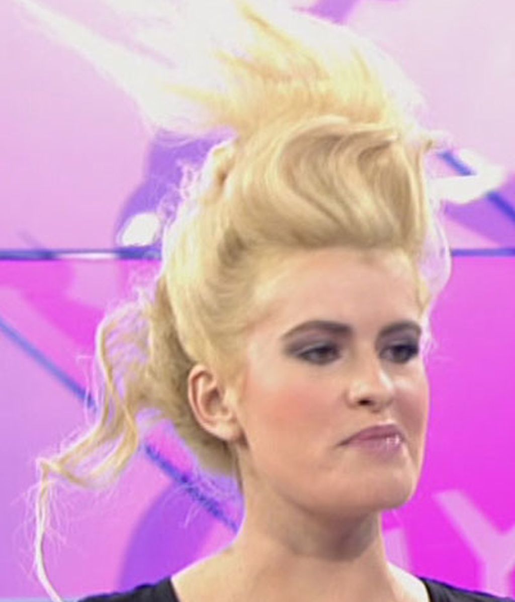 Adriana y su estrambótico peinado