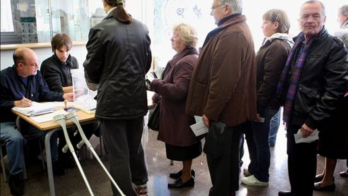 Un grupo de personas hacen cola para emitir su voto en un colegio electoral del barrio bercelones del Poble Nou. EFE