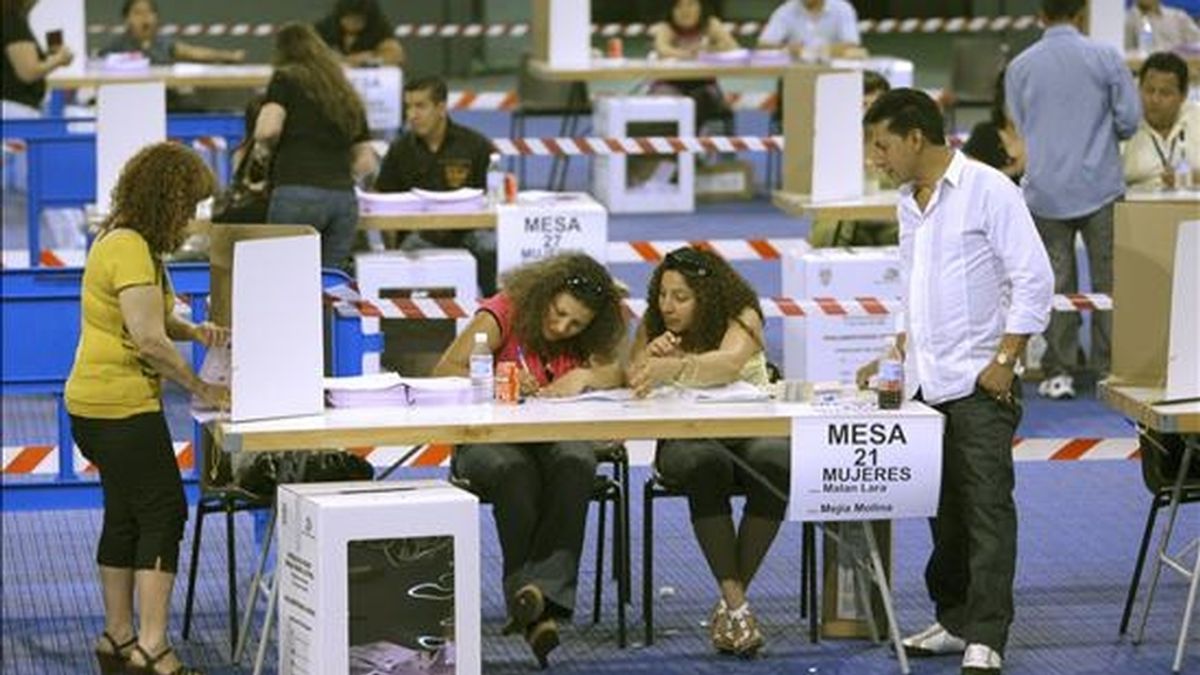 Para la elección de parlamentarios andinos inscribieron 23 listas, de entre las cuales se deben designar a los cinco representantes del país al organismo regional. EFE
