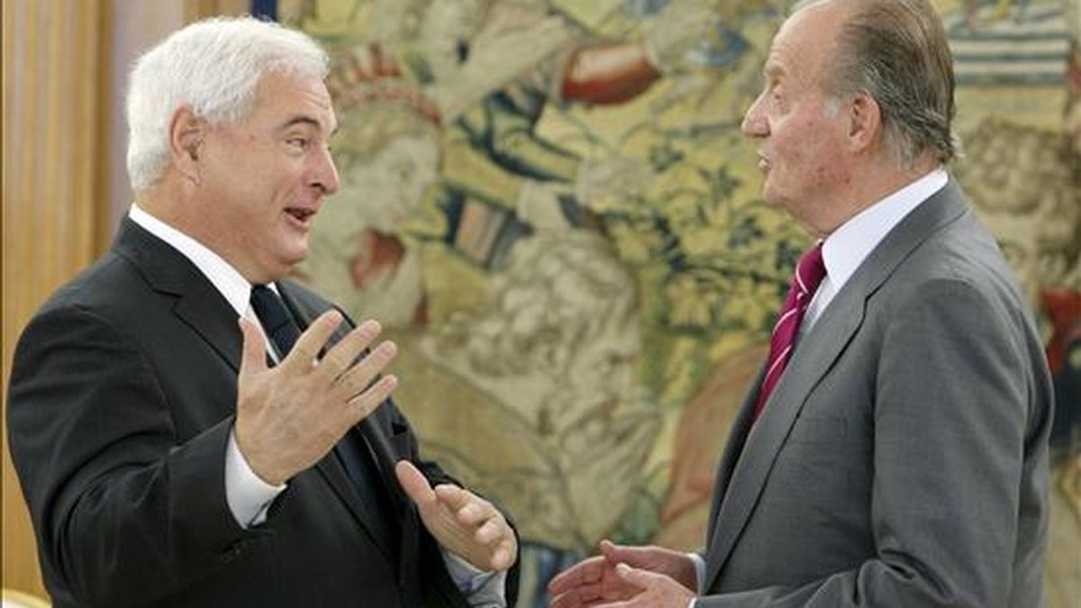 El rey Juan Carlos conversa con el presidente electo de Panamá, Ricardo Martinelli (i), a quien recibió en audiencia hoy en el palacio de La Zarzuela, en Madrid. EFE