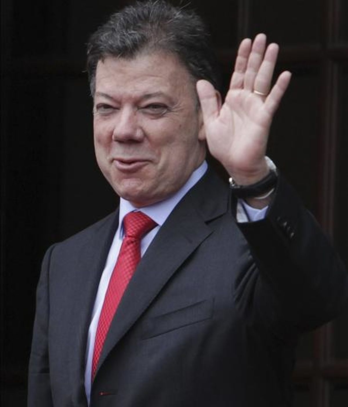 El presidente electo de Colombia, Juan Manuel Santos, es recibido este 27 de julio por el presidente Alan García, en el Palacio de Gobierno en Lima. EFE