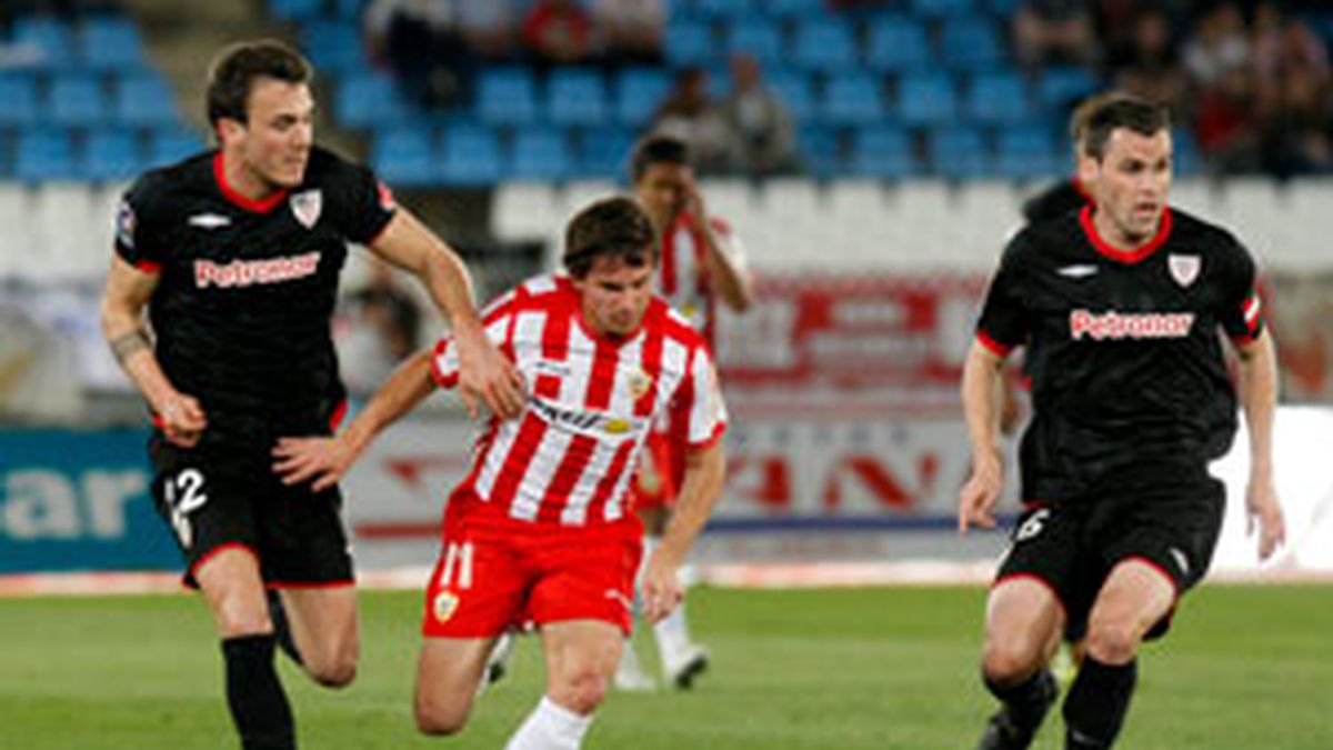 El centrocampista del Athletic de Bilbao Pablo Orbaiz controla el balón ante el delantero argentino del Almería Pablo Piatti  y su compañero, Xavi Castillo. Foto: EFE.