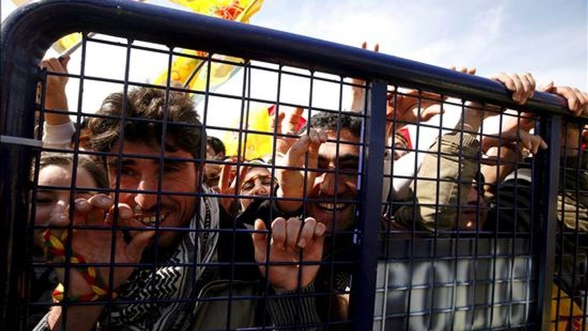 Varios kurdos permanecen detrás de una barrera de seguridad durante las celebraciones del Newroz, en Estambul, Turquía, el pasado 21 de marzo. La celebración del Newroz o Año Nuevo es una fecha que desde hace casi tres décadas simboliza la lucha del pueblo kurdo contra el Estado turco. EFE/Archivo
