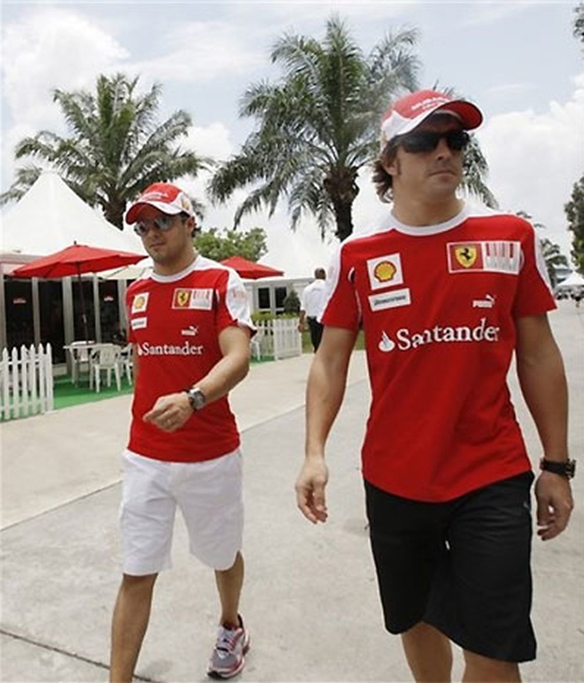 Massa y Alonso, en el paddock del circuito de Shangai. FOTO: AP.