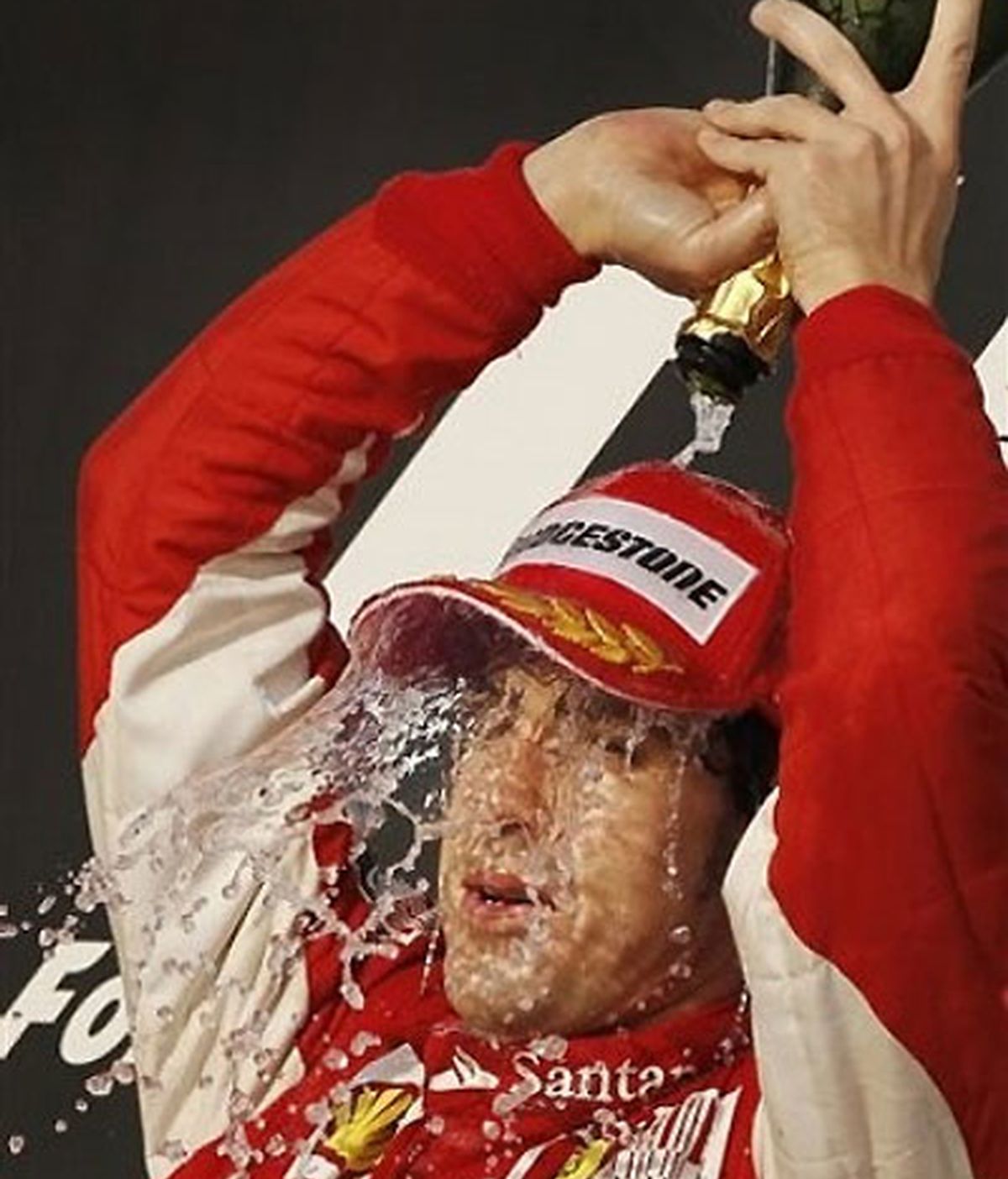 Alonso se riega con champán en el podio de Bahrein. FOTO: Archivo.