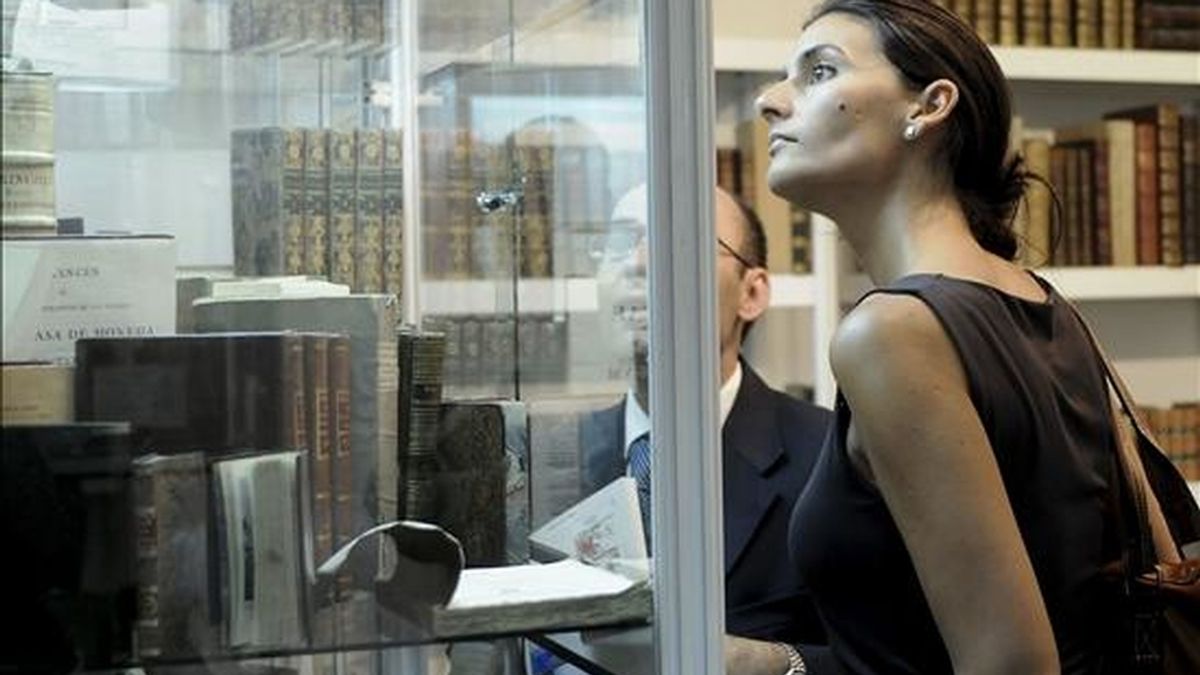 Dos visitantes observan algunos ejemplares expuestos en la edición del pasado año de la Feria Internacional del Libro Antiguo de Madrid. EFE/Archivo