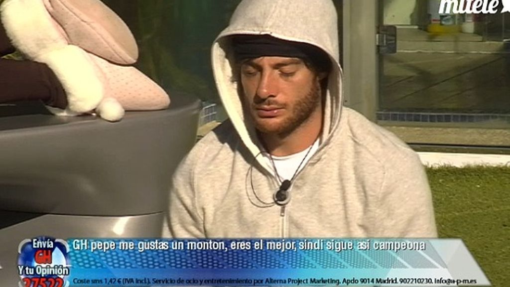 Los concursantes se relajan en el jardín
