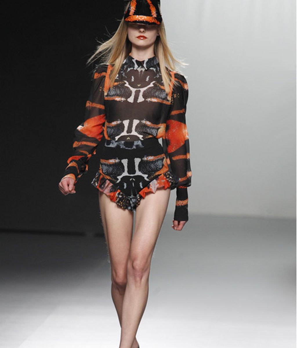 Atención a la cazadora de cuero con el estampado Crack