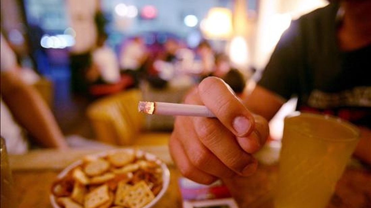 Un hombre fuma un cigarro en un bar. EFE