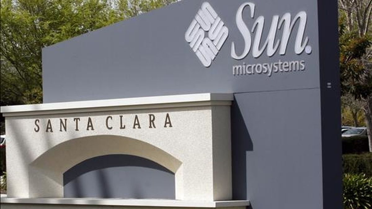 Vista de la entrada principal de la oficina central de Sun Microsystems Inc. en Santa Clara, California (EEUU). Oracle, uno de los mayores fabricantes de programas y aplicaciones informáticas del mundo, anunció un acuerdo de compra alcanzado entre ambas empresas. EFE/Archivo