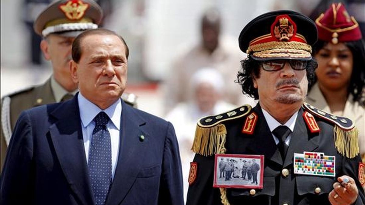 Gaddafi se presenta ante Berlusconi con una foto de un héroe anticolonial en el pecho. Vídeo: Atlas