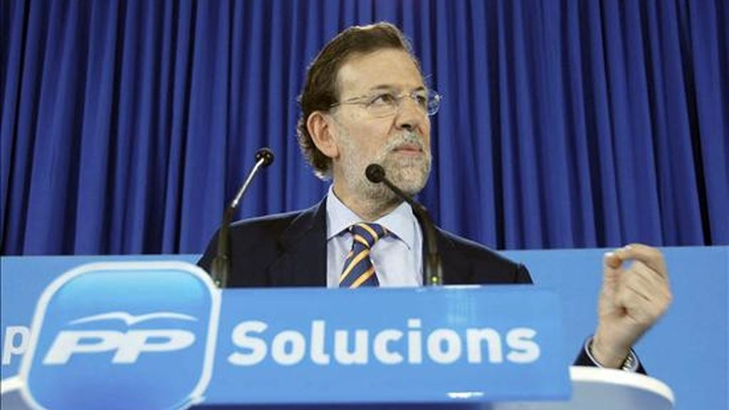 El líder del PP, Mariano Rajoy, durante su intervención en el mitin que pronunció hoy en Lleida, donde ha asegurado que los Presupuestos Generales del Estado de 2011 son "deprimentes" y suponen "un castigo a la gente", ya que las únicas dos partidas que suben son las del seguro de desempleo y la deuda, con lo que no se apoya al sector productivo ni se crea empleo. EFE El líder del PP, Mariano Rajoy, durante su intervención en el mitin que pronunció hoy en Lleida, donde ha asegurado que los Presupuestos Generales del Estado de 2011 son "deprimentes" y suponen "un castigo a la gente", ya que las únicas dos partidas que suben son las del seguro de desempleo y la deuda, con lo que no se apoya al sector productivo ni se crea empleo. EFE